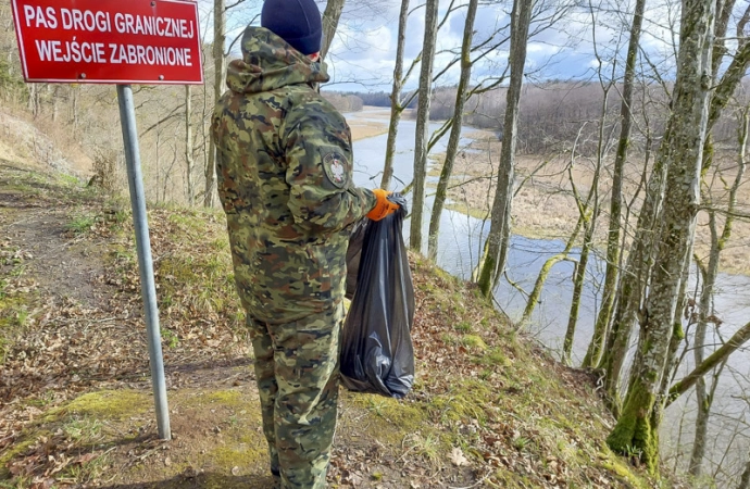 {Butelki szklane i plastikowe, papiery, worki a nawet metalowe przedmioty - to wszystko zbierali ochotnicy uczestniczący w XIII edycji wielkiego sprzątania brzegów Łyny. Do akcji ruszyli funkcjonariusze z Placówki Straży Granicznej w Sępopolu.}